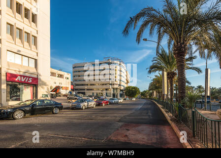 Aqaba, Jordanien - November 6, 2017: Street View von Aqaba am Tag mit Geschäften und Hotels in Aqaba, Jordanien. Stockfoto