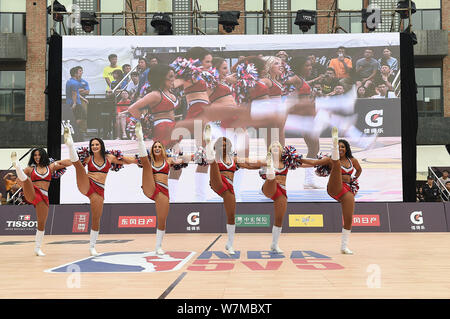 Eine jubelnde Mannschaft führt während der Eröffnungsfeier der "fünf Business elite NBA Basketball Spiel 5 v5'' in Chengdu City, im Südwesten Chinas Sichuan pro Stockfoto