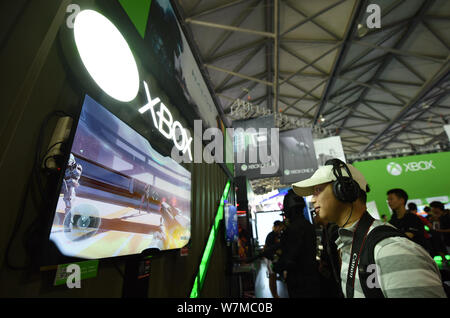 Besucher Spielen elektronischer Spiele auf der Microsoft Xbox Spielkonsolen im 15. China Digital Entertainment Expo, auch als ChinaJoy 2017 bekannt, in Stockfoto