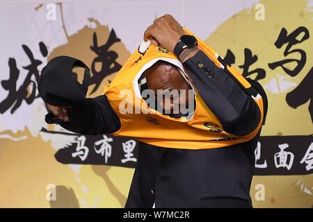 American Basketball player Xavier Stephon Marbury zeigt seine New Jersey auf einer Pressekonferenz des Verbindens Beijing BG Dragons Basketball Club in Beij Fliegen Stockfoto