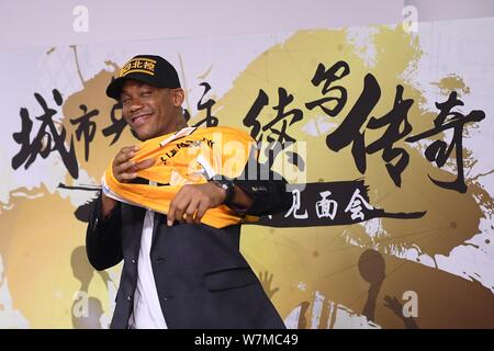 American Basketball player Xavier Stephon Marbury zeigt seine New Jersey auf einer Pressekonferenz des Verbindens Beijing BG Dragons Basketball Club in Beij Fliegen Stockfoto