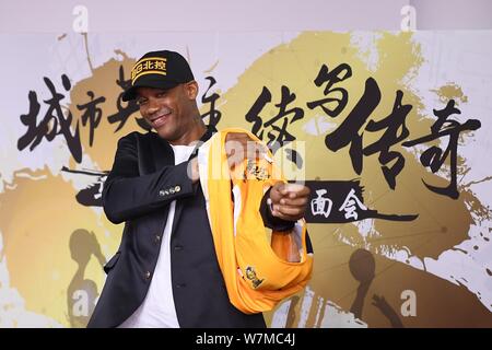 American Basketball player Xavier Stephon Marbury zeigt seine New Jersey auf einer Pressekonferenz des Verbindens Beijing BG Dragons Basketball Club in Beij Fliegen Stockfoto