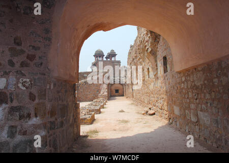 Chhatris von Fort Blick durch Torbogen, Old Fort, Neu-Delhi, Indien Stockfoto