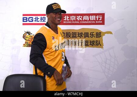 American Basketball player Xavier Stephon Marbury zeigt seine New Jersey auf einer Pressekonferenz des Verbindens Beijing BG Dragons Basketball Club in Beij Fliegen Stockfoto