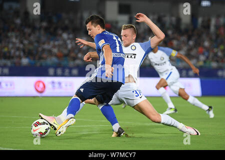 Yevhen Konoplyanka des FC Schalke 04, links, Herausforderungen Mailand Skriniar von Inter Mailand während der 2017 Changzhou Dragon City Cup International Fußball ICH Stockfoto