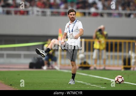 Head Coach Andre Villas-Boas von Shanghai SIPG reagiert, wie Er beobachtet seine Spieler konkurrieren gegen Guangzhou Evergrande in der 18. Runde während Stockfoto