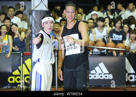 ** TAIWAN AUS ** NBA-Star Jeremy Lin von Brooklyn Nets, Recht und taiwanesische Sängerin Jam Hsiao Pose während der öffentlichen Wohlfahrt Ereignis in Taipei, Taiwan, 16 Apr Stockfoto