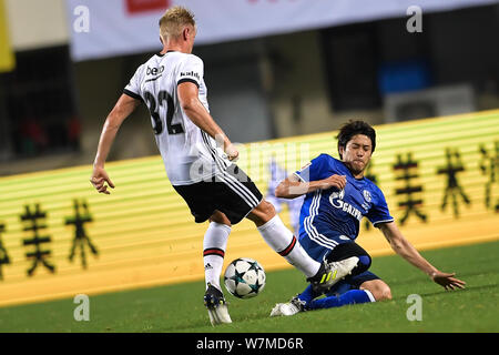 Japanischer Fußballspieler Atsuto Uchida des FC Schalke 04, rechts, Herausforderungen deutscher Fußball Andreas Beck von Besiktas J.K. in einer freundlichen Fußballspiel in Stockfoto