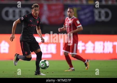 Deutsche Fußball-Spieler Mesut Ozil von Arsenal kickt den Ball einen Pass gegen Bayern München während der Shanghai spiel Der 2017 International C zu machen Stockfoto