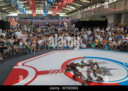 Roboter nehmen an einem Roboter Kampf während der Maker Faire Xi'an 2017 in der Stadt Xi'an, Provinz Shaanxi im Nordwesten Chinas, 15. Juli 2017. Zwei-footed Rob Stockfoto