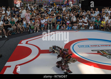 Roboter nehmen an einem Roboter Kampf während der Maker Faire Xi'an 2017 in der Stadt Xi'an, Provinz Shaanxi im Nordwesten Chinas, 15. Juli 2017. Zwei-footed Rob Stockfoto