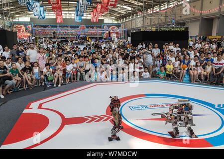 Roboter nehmen an einem Roboter Kampf während der Maker Faire Xi'an 2017 in der Stadt Xi'an, Provinz Shaanxi im Nordwesten Chinas, 15. Juli 2017. Zwei-footed Rob Stockfoto
