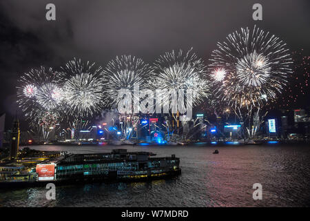 Feuerwerk über dem Victoria Harbour explodieren, während ein Feuerwerk den 20. Jahrestag der Übergabe Hongkongs an das Mutterland in Hongkong zu markieren, Stockfoto