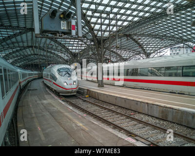 Köln, Deutschland - 24. Mai 2019: Hochgeschwindigkeitszüge im Hauptbahnhof Stockfoto