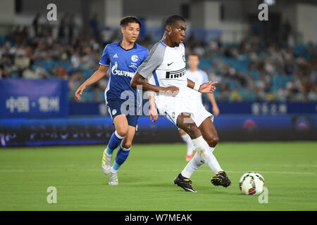 Amin Harit des FC Schalke 04, links, Herausforderungen Geoffrey Kondogbia von Inter Mailand während der CHANGZHOU Dragon City Cup International Fußball 2017 Invi Stockfoto