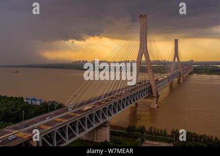 Landschaft der Tianxingzhou Yangtze River Bridge bei Sonnenuntergang in Wuhan City, Central China Provinz Hubei, 11. Juli 2017. Stockfoto