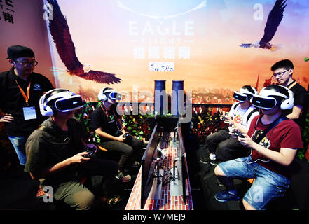 Besucher mit VR-Geräte Spielen elektronischer Spiele am Stand der Adler kämpfen während des 15 China Digital Entertainment Expo, auch bekannt als ChinaJoy Stockfoto