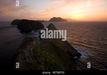 Sonnenuntergang über der Mitte und West Anacapa Inseln und Insel Santa Cruz, Ansicht von Inspiration Point auf der East Anacapa Island, Channel Islands National Park, Kalifornien, USA, April 2011. Stockfoto