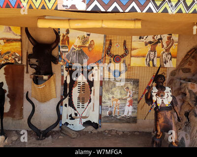 Sammlung von Gemälden, die Zulu Kultur bei Shakaland Zulu Cultural Village, Eshowe, Kwazulu Natal, Südafrika Stockfoto