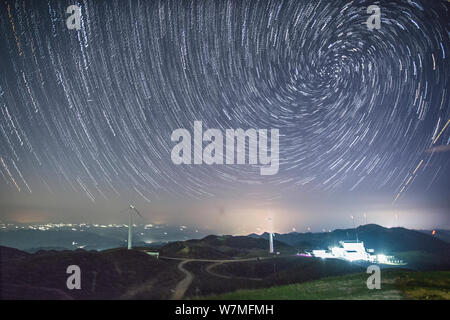 Landschaft der Sternenhimmel über Hongyang Grünland region Taijiang County, Miao-Dong Autonomen Bezirks Qiandongnan, Südwesten Chinas Guiz Stockfoto