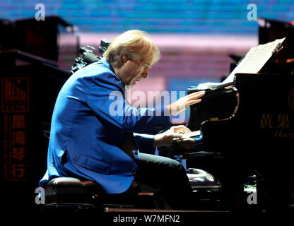 Französischen Pianisten Richard Clayderman führt an seinem 40-jährigen Jubiläum Konzert in Qingyan alte Stadt, Stadt Guiyang, Provinz Guizhou im Südwesten Chinas, Stockfoto