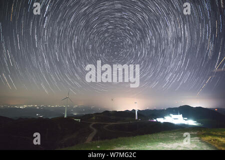 Landschaft der Sternenhimmel über Hongyang Grünland region Taijiang County, Miao-Dong Autonomen Bezirks Qiandongnan, Südwesten Chinas Guiz Stockfoto