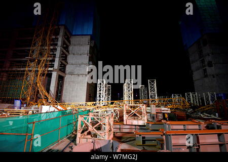 Die verformten Stahl Struktur einer eingestürzten Turm Kran auf einer Baustelle im Bezirk Haizhu in Guangzhou City, South China Guangdo Stockfoto