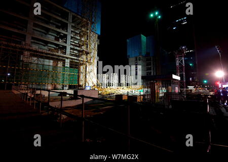 Die verformten Stahl Struktur einer eingestürzten Turm Kran auf einer Baustelle im Bezirk Haizhu in Guangzhou City, South China Guangdo Stockfoto