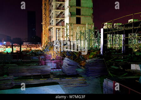 Die verformten Stahl Struktur einer eingestürzten Turm Kran auf einer Baustelle im Bezirk Haizhu in Guangzhou City, South China Guangdo Stockfoto