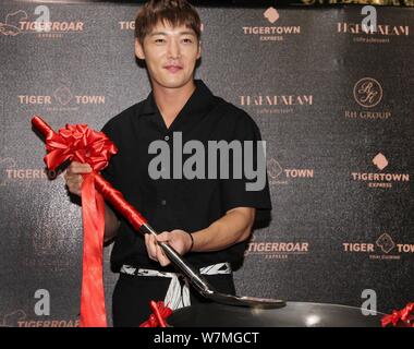 Koreanische Schauspielerin Choi Jin-hyuk besucht eine Werbeveranstaltung für Koreanische Küche in Taipei, Taiwan, 20. Juli 2017. Stockfoto