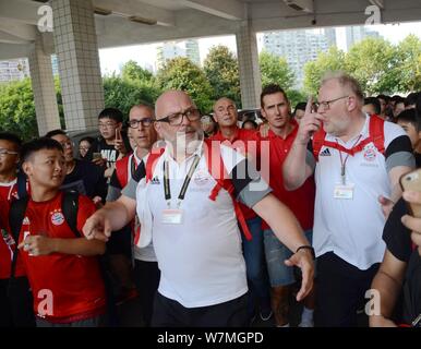 Pensionierter deutscher Fußball Spieler Miroslav Klose, zweite rechts, besucht einen Fan Meeting bei Bayern München in Shanghai, China, 19. Juli 2017. Stockfoto