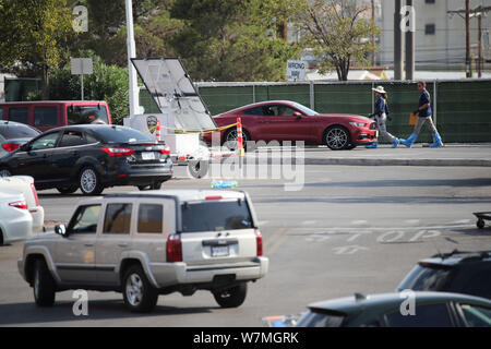 El Paso, USA. 6 Aug, 2019. FBI Offiziere bewegen, Autos für Inhaber im Walmart Center wo ist Samstag massive Schießen statt, in El Paso, Texas, USA, August 6, 2019. Autobesitzer, die Autos an der Walmart Parkplatz geparkt begann ihre Autos mit Hilfe der Ermittler am Dienstag zu erhalten. Credit: Wang Ying/Xinhua/Alamy leben Nachrichten Stockfoto