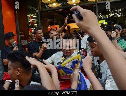 Portugiesische Fußballspieler Cristiano Ronaldo von Real Madrid wird von Fans bei einem Fan Meeting Ereignis an einem Nike Sportswear Store in Shanghai, C umgeben Stockfoto