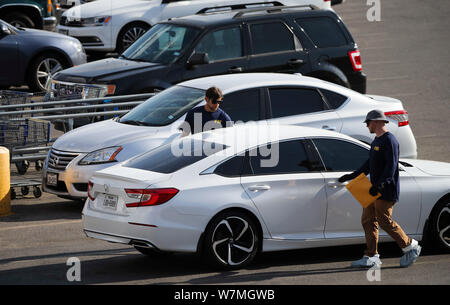 El Paso, USA. 6 Aug, 2019. FBI Offiziere bewegen, Autos für Inhaber im Walmart Center wo ist Samstag massive Schießen statt, in El Paso, Texas, USA, August 6, 2019. Autobesitzer, die Autos an der Walmart Parkplatz geparkt begann ihre Autos mit Hilfe der Ermittler am Dienstag zu erhalten. Credit: Wang Ying/Xinhua/Alamy leben Nachrichten Stockfoto