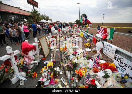 El Paso, USA. 6 Aug, 2019. Menschen trauern um Opfer in der Nähe von Walmart, wo am Samstag massive Schießen statt, in El Paso, Texas, USA, August 6, 2019. Credit: Wang Ying/Xinhua/Alamy leben Nachrichten Stockfoto