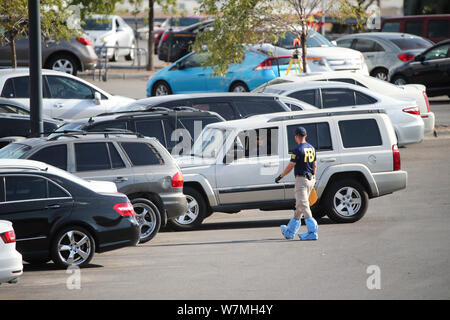 El Paso, USA. 6 Aug, 2019. FBI Offiziere bewegen, Autos für Inhaber im Walmart Center wo ist Samstag massive Schießen statt, in El Paso, Texas, USA, August 6, 2019. Autobesitzer, die Autos an der Walmart Parkplatz geparkt begann ihre Autos mit Hilfe der Ermittler am Dienstag zu erhalten. Credit: Wang Ying/Xinhua/Alamy leben Nachrichten Stockfoto