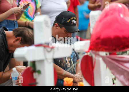 El Paso, USA. 6 Aug, 2019. Menschen trauern um Opfer in der Nähe von Walmart, wo am Samstag massive Schießen statt, in El Paso, Texas, USA, August 6, 2019. Credit: Wang Ying/Xinhua/Alamy leben Nachrichten Stockfoto