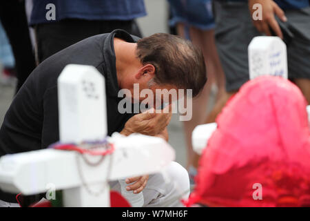 El Paso, USA. 6 Aug, 2019. Menschen trauern um Opfer in der Nähe von Walmart, wo am Samstag massive Schießen statt, in El Paso, Texas, USA, August 6, 2019. Credit: Wang Ying/Xinhua/Alamy leben Nachrichten Stockfoto