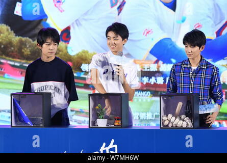 (Von links) oder Jackson Yi Yi Yangqianxi, Karry Wang oder Wang Junkai und Roy Wang oder Wang Yuan chinesischer Junge Gruppe TFBoys eine Pressekonferenz teilnehmen Stockfoto
