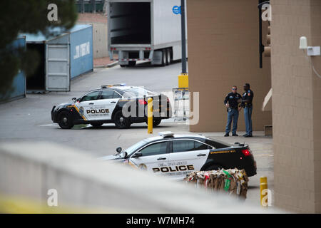 El Paso, USA. 6 Aug, 2019. Polizei Schutz am Walmart Center wo ist Samstag massive Schießen statt, in El Paso, Texas, USA, August 6, 2019. Credit: Wang Ying/Xinhua/Alamy leben Nachrichten Stockfoto