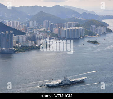 Chinas erster Flugzeugträger, die Liaoning, wird dargestellt, wie die Flotte fährt Hongkong, China, 11. Juli 2017. Chinas erster Flugzeugträger, Th Stockfoto