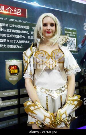 Ein showgirl stellt am Stand der Schnecke Spiele während des 15 China Digital Entertainment Expo, auch als ChinaJoy 2017 in Shanghai, China, bekannt, 27 Apr Stockfoto