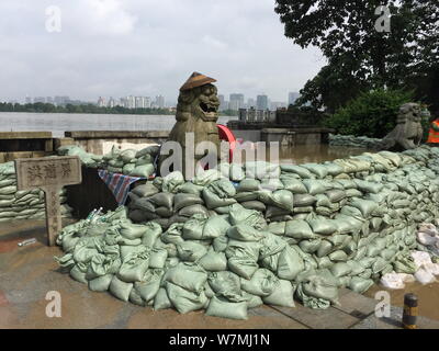 Von Sandsäcken aufgestaut, block Überschwemmungen durch starken Regen entlang dem Fluss Xiangjiang in Changsha Stadt verursacht, Chinas Provinz Hunan, vom 2. Juli 2017. Stockfoto