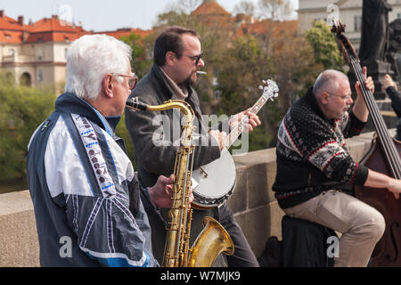 Prag, Tschechische Republik - 30. April 2017: Straßenmusiker auf der Karlsbrücke durchführen, in der Altstadt von Prag an einem sonnigen Tag Stockfoto