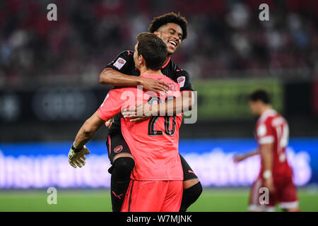 Alex Iwobi, obere, von Arsenal, feiert mit seinen Mannschaftskameraden Shkodran Mustafi, nachdem er ein Tor gegen Bayern München während der Shanghai Match von t Stockfoto