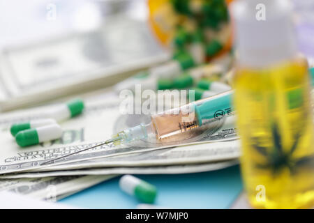 Spritze Flasche Marihuana Pillen gegen Stockfoto