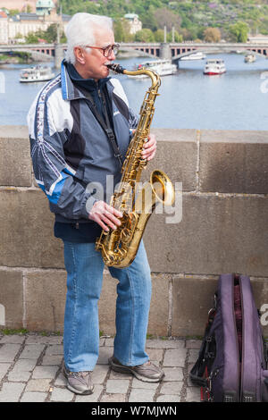 Prag, Tschechische Republik - 30. April 2017: Straßenmusiker führt für Touristen auf der Karlsbrücke in Prag Stockfoto