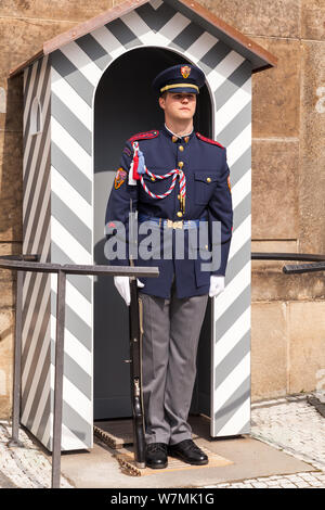 Prag, tschechische Republik - 1. Mai 2017: Scots Guards ist bei der Post am Haupteingang der Prager Burg, Matthias Gate Stockfoto