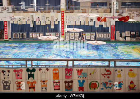 Eine riesige Collage zeigt eine Wiedergabe von Vincent Van Gogh's Meisterwerk der sternenklaren Nacht um fast 10.000 Kinder angelegt ist auf Anzeige an eine Kunst festiv Stockfoto