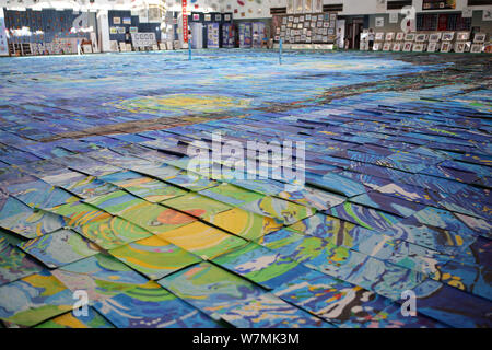 Eine riesige Collage zeigt eine Wiedergabe von Vincent Van Gogh's Meisterwerk der sternenklaren Nacht um fast 10.000 Kinder angelegt ist auf Anzeige an eine Kunst festiv Stockfoto